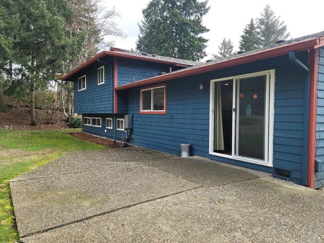 Building Photo - Pet Friendly 4 bedroom Home with Lots of Space for Everyone!
