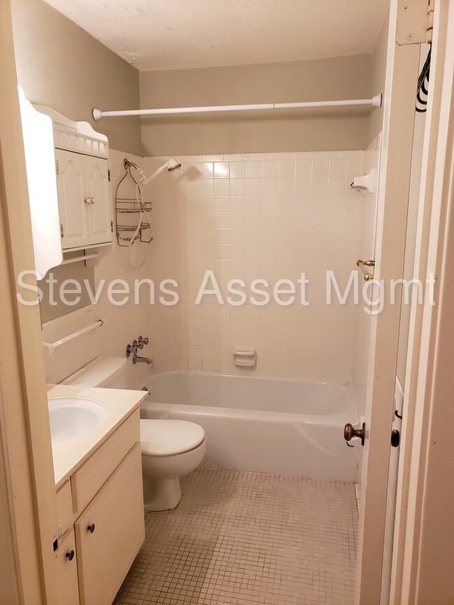 Building Photo - *REDUCED *ADORABLE 1/1 CONDO FAIRFIELD OAKS*