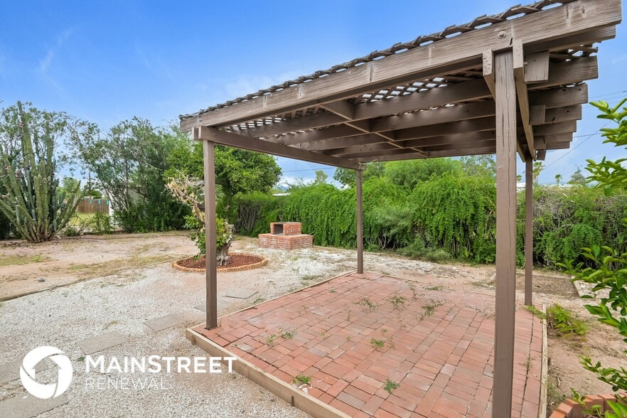 Building Photo - 1641 S Cloverland Ave