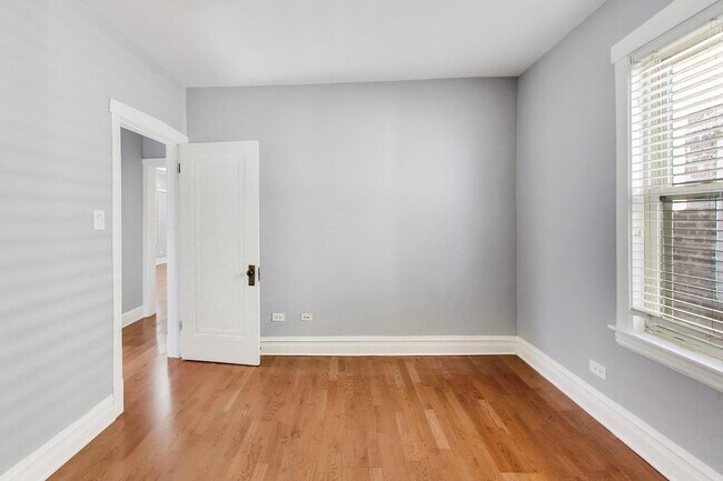 Building Photo - 3837 N Sawyer Ave