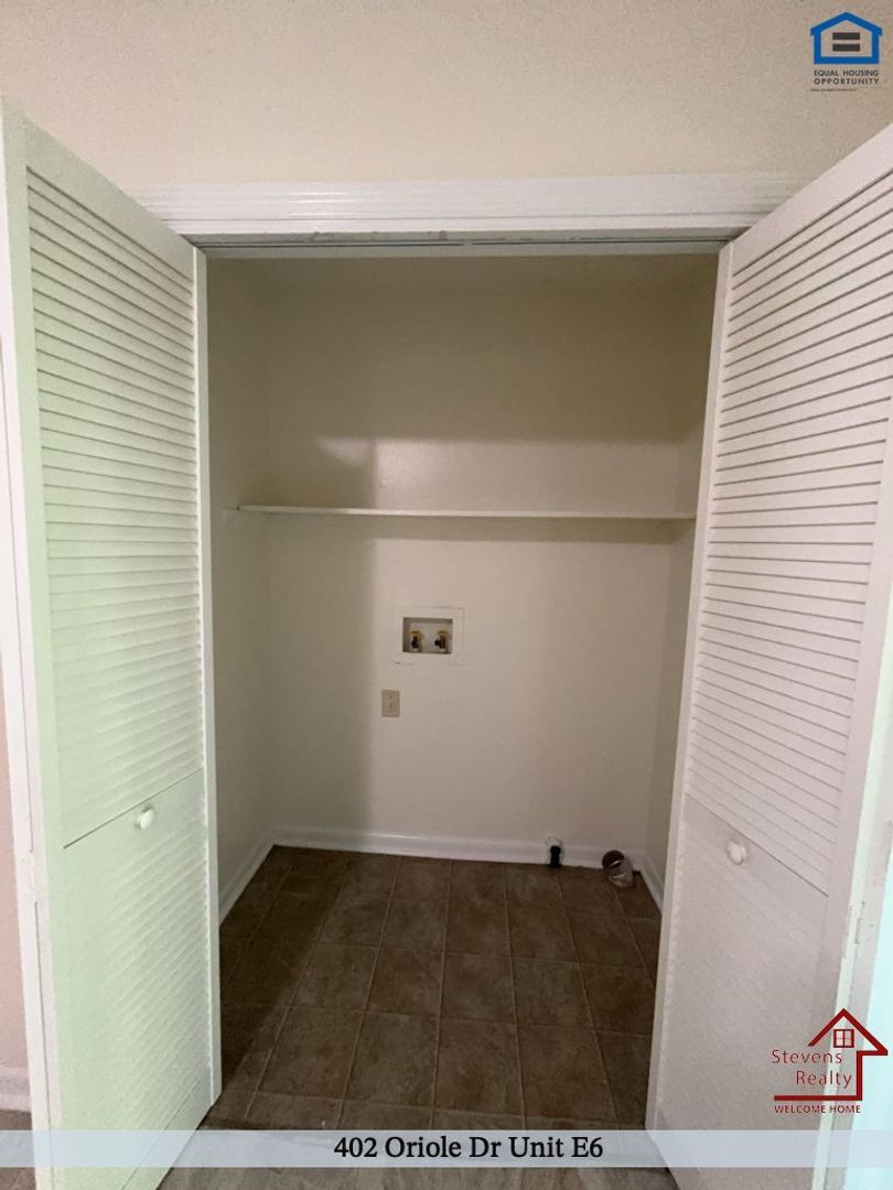 Building Photo - 402 Oriole Dr