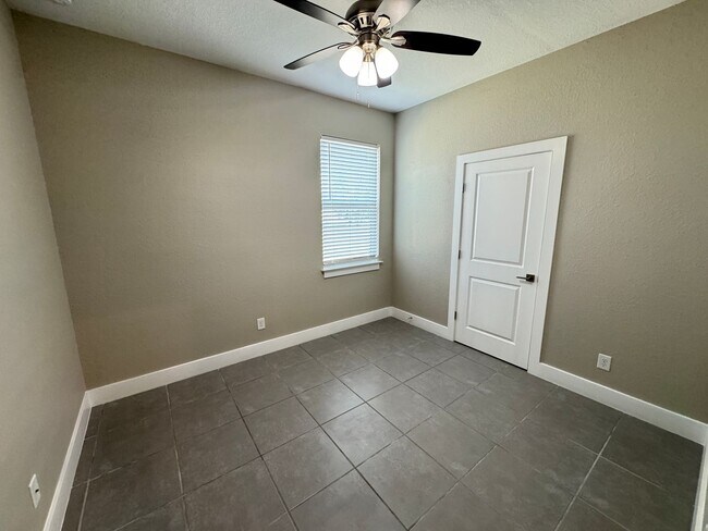 Building Photo - Spacious 4-Bedroom Home in Poinciana – Internet Included & No HOA Approval Required