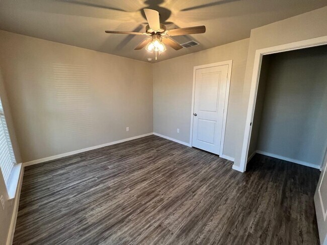 Building Photo - 2018 Kenwood Ave