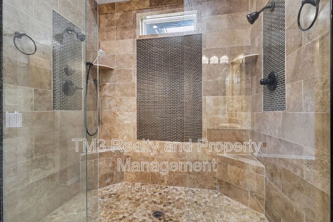 Building Photo - 5605 NE Coral Dr