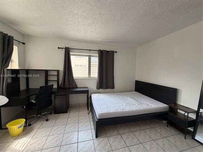 Building Photo - 1430 NE 170th St