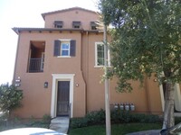 Building Photo - Beautiful 2 + 2 Westridge Townhouse Valencia