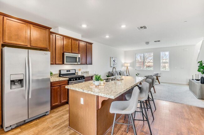 Building Photo - Spacious 3-Story Home in Rancho Cordova