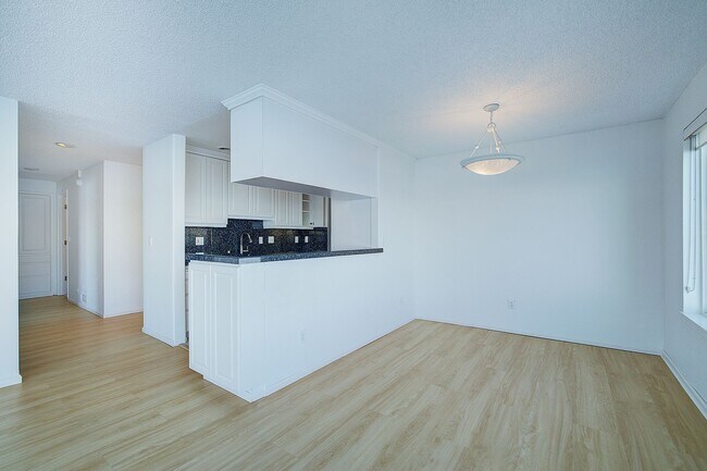 Building Photo - 2Bd/1.75Ba Kirkland Condo