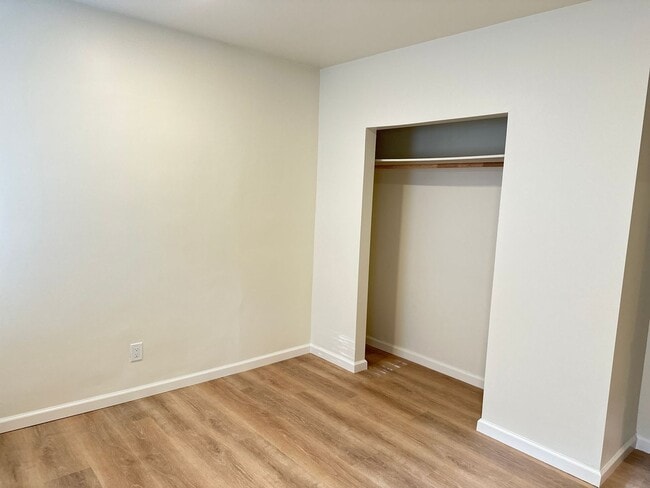 Building Photo - 5 Bed/2 Full Baths W/Washer&Dryer Hook Ups!