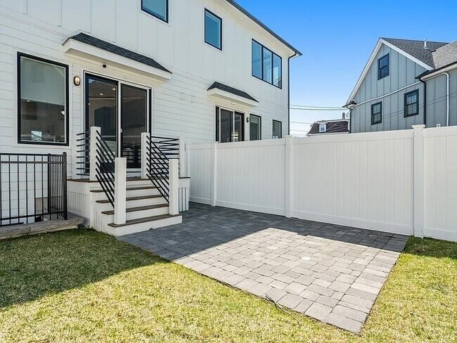 Building Photo - 114 Church St