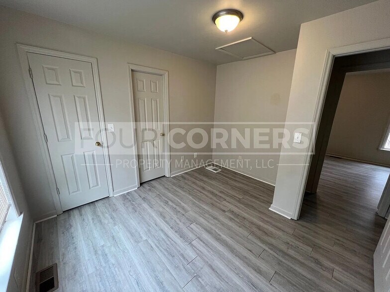 Building Photo - Room in Apartment on Beck St
