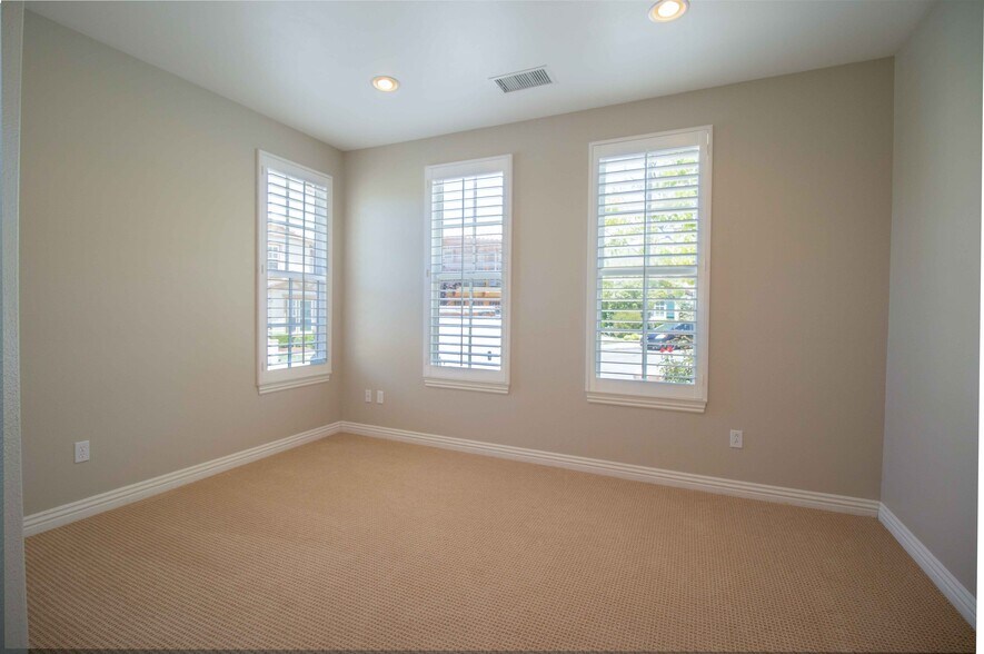 Building Photo - 4684 Luna Ct