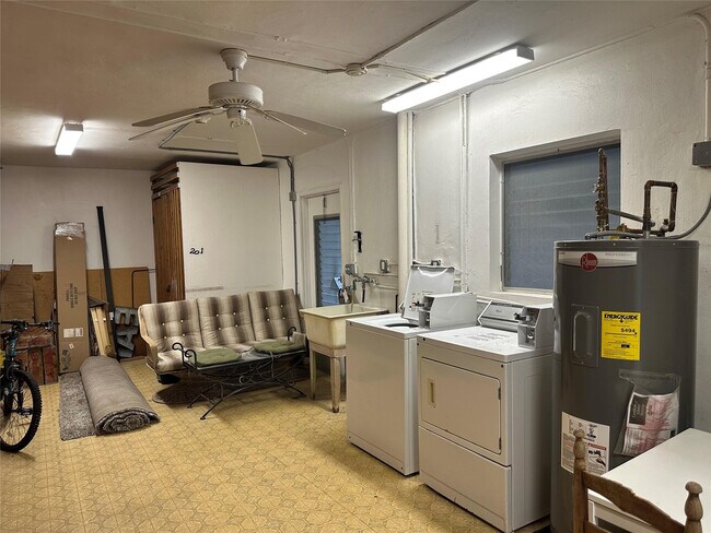 Building Photo - 651 Pine Dr