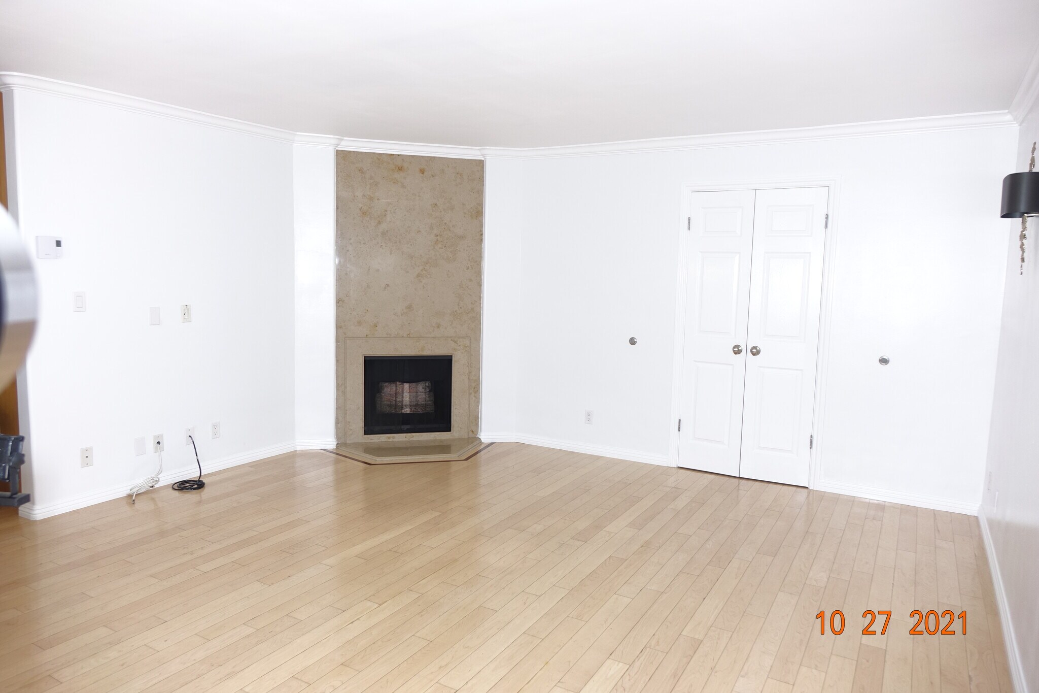 Living Room with fireplace - 914 Lincoln Blvd