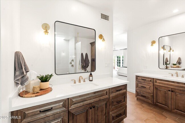 Building Photo - 1025 E Morten Ave