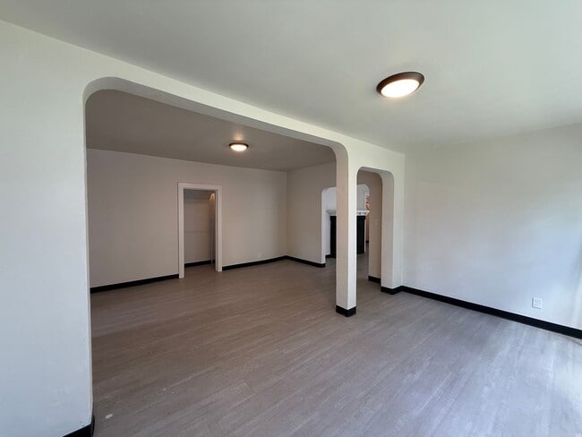 Building Photo - 5 Bed 2 Bath Single Family Home- Shawano Wi