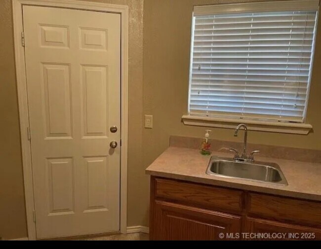 Building Photo - 8565 Lorene St