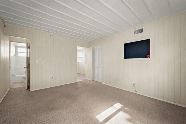 Building Photo - 725 5th Ave N