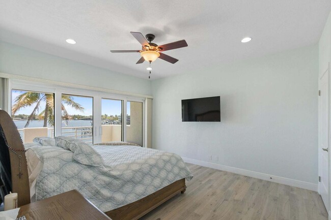 Building Photo - 316 N Lake Dr