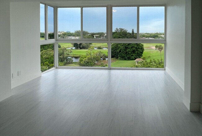Building Photo - 2205 S Cypress Bend Dr