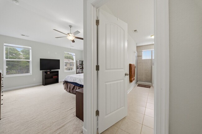 Building Photo - 431 Shorewood Pl