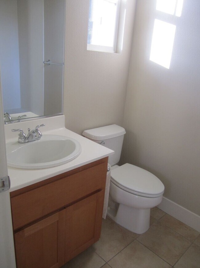 Building Photo - SPACIOUS 3 BEDROOM, 3.5 BATHROOM TOWNHOUSE...