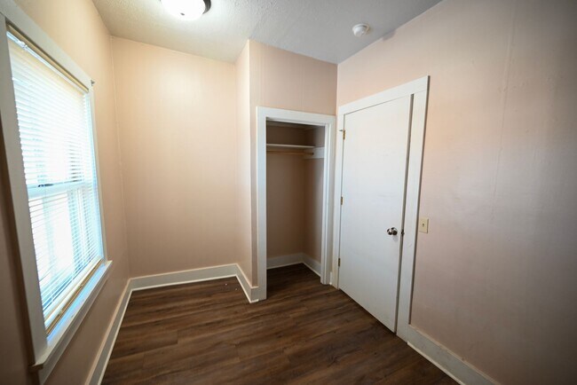 Building Photo - 1200 1/2 Superior Ave