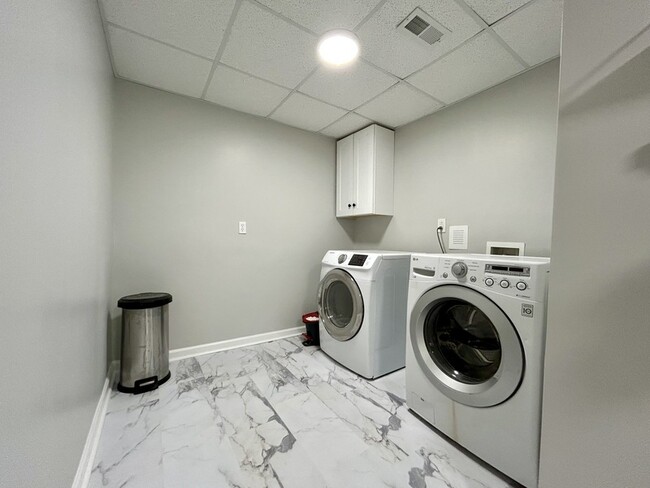 Building Photo - 5922 Amity Pl