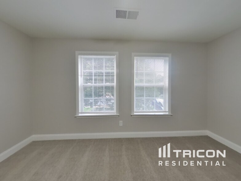 Building Photo - 2457 Terra Dr