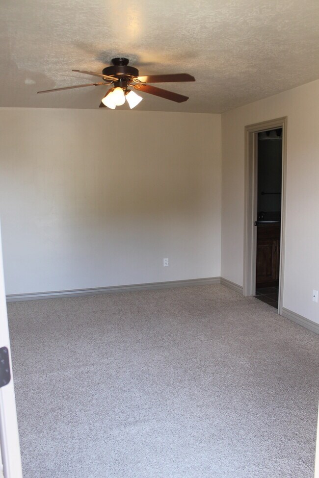 Building Photo - 825 S 90 E