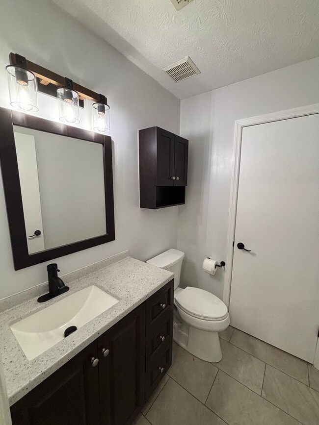 Building Photo - 3 Bedroom Home with Modern Updates & Small town Serenity!