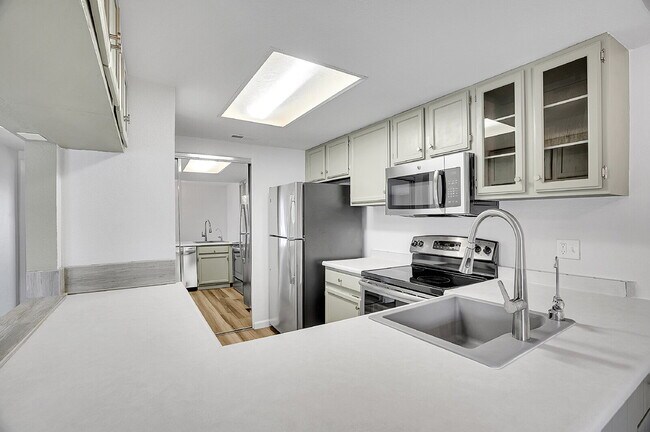 Building Photo - $2,145.95 with $300 Off the first month's rent, 2 Beds - 1 Bath, Townhouse in Greenwood Village w...