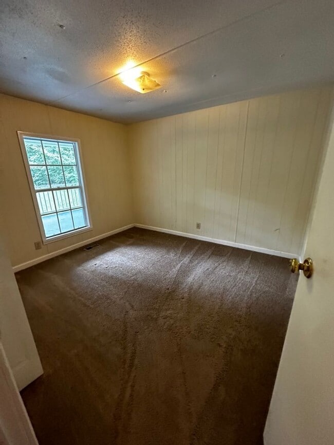 Building Photo - 4 Bedrooms, 2 Bathrooms - Home in Cartersville!