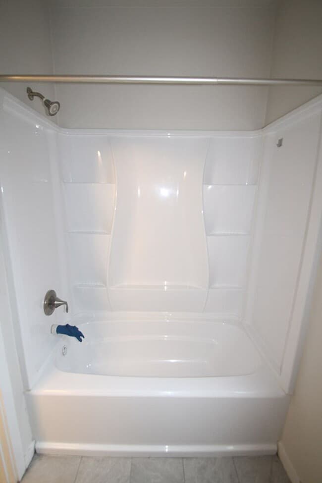 Building Photo - NEWER CONSTRUCTION 8 BEDROOM, 3 BATH HOME BY UW!