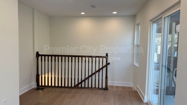 Building Photo - 240 Mcgregor Ave