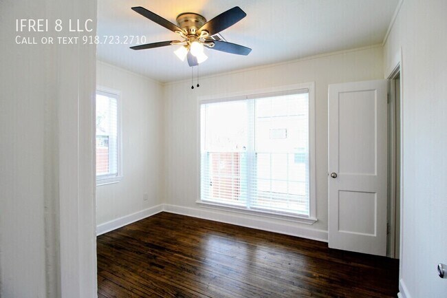 Building Photo - 2865 E Admiral Pl