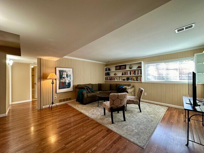 Building Photo - Fully Furnished 4 bedroom 2 bath home is Englewood!!