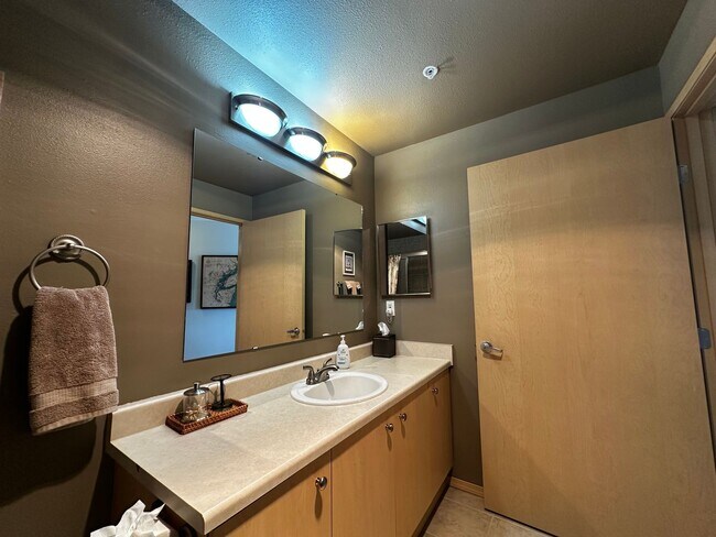Building Photo - Fully Furnished Downtown Everett Condo wit...