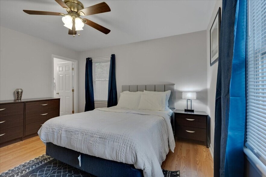 Building Photo - 803 W Markham Ave