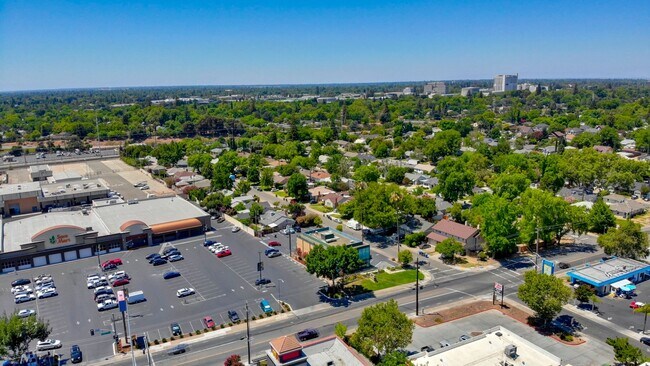 Building Photo - 5400-5402 Folsom Blvd