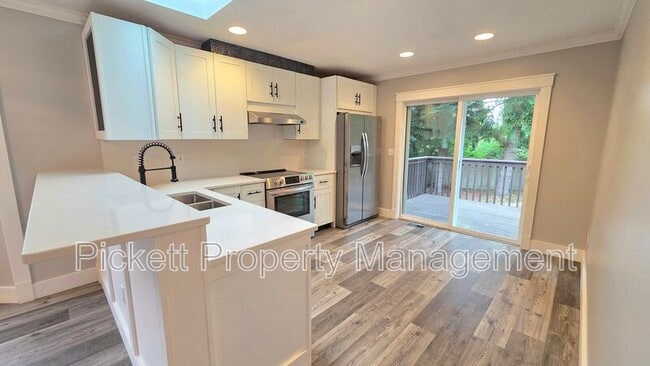 Building Photo - 1331 NE Gilmax Ln