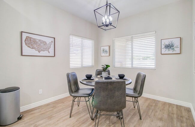 Building Photo - 1000 S Roanoke St