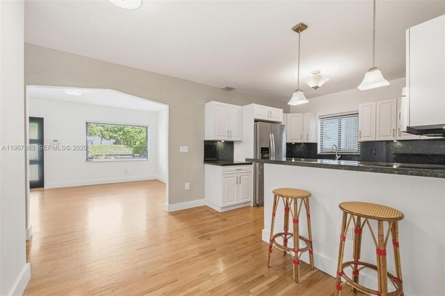 Building Photo - 710 NE 62nd St