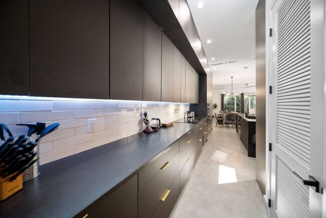 Building Photo - 1621 NE 4th Pl