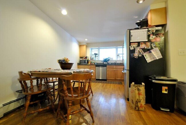 Building Photo - WOW! NO FEE!!!  RENOVATED 3 BED/2 BATH ON 2 LEVELS IN WASHINGTON SQ