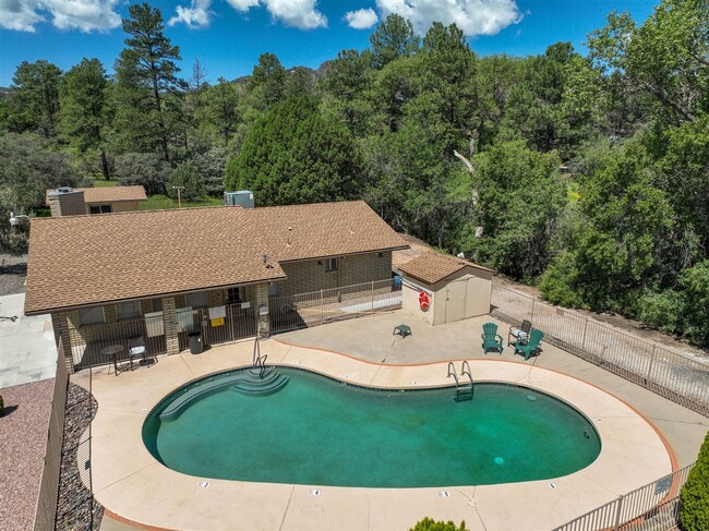 Building Photo - Townhome between Downtown and Thumb Butte!