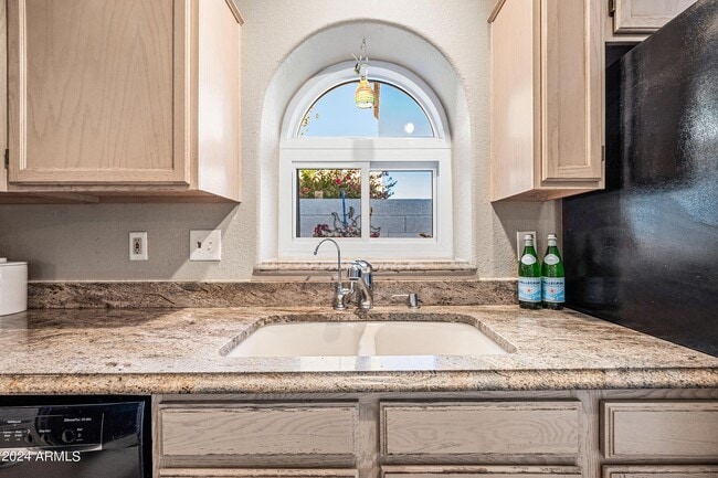 Building Photo - 473 W Smoke Tree Rd