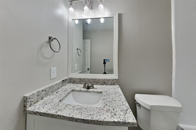 Building Photo - 8618 Cedar Walk Dr