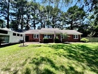 Building Photo - Brick ranch on half acre lot in Virginia Beach