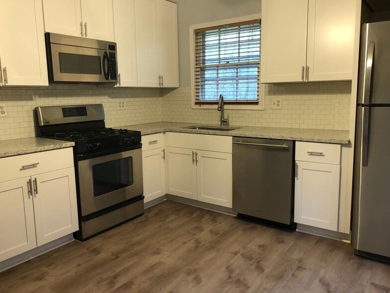 Building Photo - 2951 Hill Dr